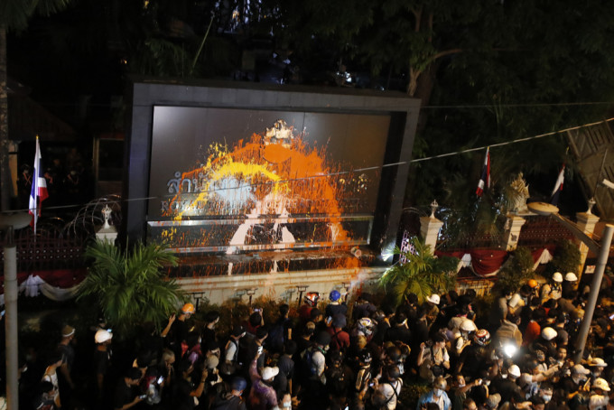 泰國國會否決民間修憲草案，示威者遊行至警察總部潑漆。ap圖