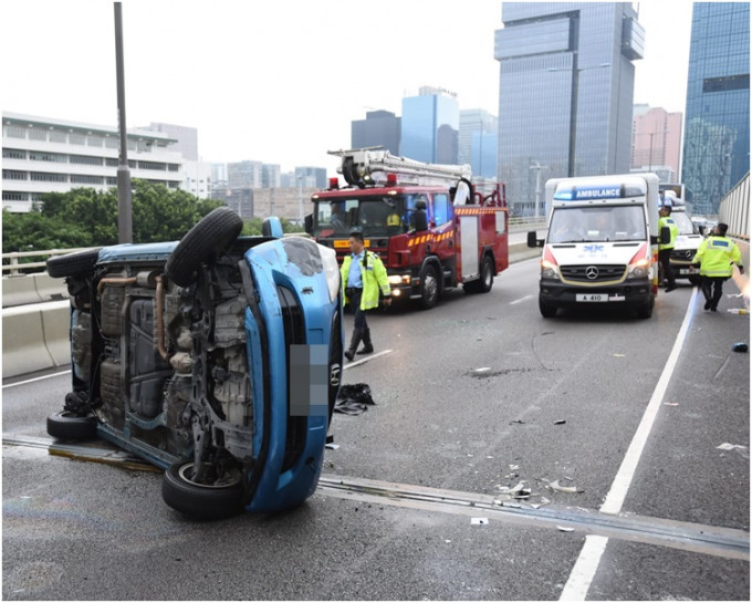 私家車撞向石壆後翻側。