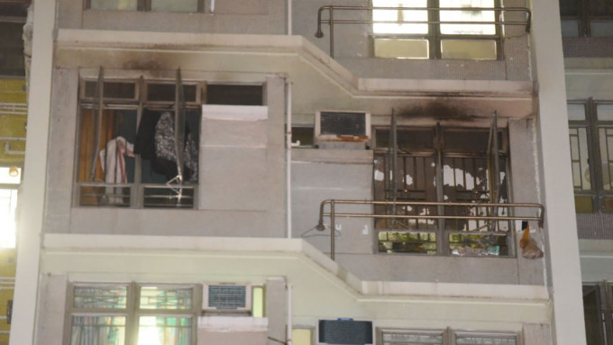 東馬樓7樓一單位起火，大廈外牆嚴重熏黑。