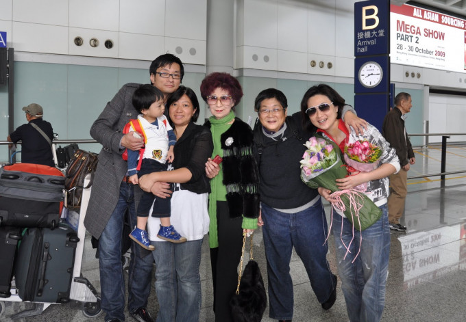 于素秋與仔女及媳婦於2008年曾回港。