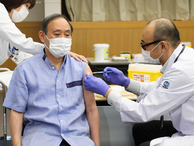 日首相菅義偉接種首劑輝瑞疫苗。AP圖片