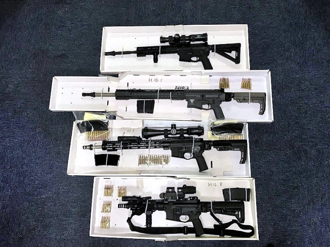 警方二月二十一日，在旺角及沙田拘捕兩名男女，檢獲十四支手槍、四支長槍、三千多發子彈及多件槍械組件。
