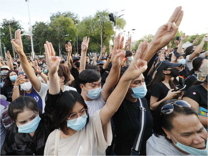 要求改革政府的泰国示威者今到曼谷举行集会，并举起3只手指的反抗手势。AP图片