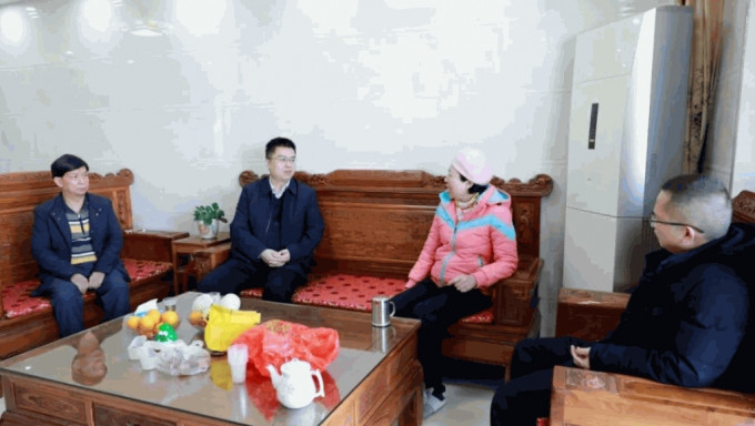 《春节前 县委书记走访慰问困难群众》的新闻引起网友的热议。网图