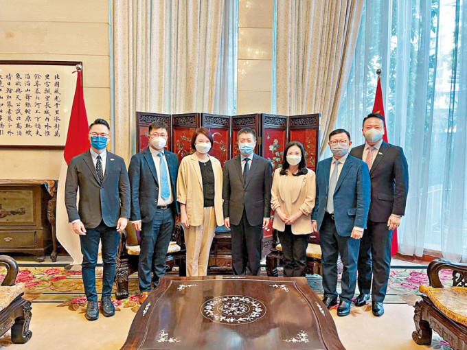 民建联印尼团昨日到访中国驻印尼大使馆。