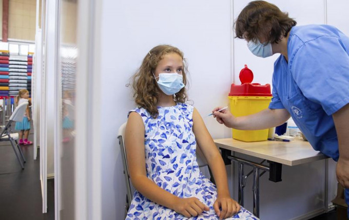 美国加州大学研究指青少年打辉瑞疫苗心肌炎住院风险高于染疫。AP资料图片