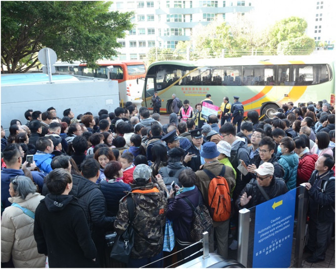 服務癱瘓當日，九龍塘站外一度約有數百人「打蛇餅」轉乘巴士。