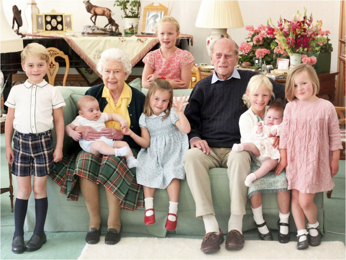 菲臘親王和英女皇與七個曾孫合照，場面溫馨。AP