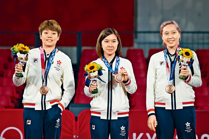 女乒隊拿銅牌合照，寫下香港女子乒乓球歷史性時刻。