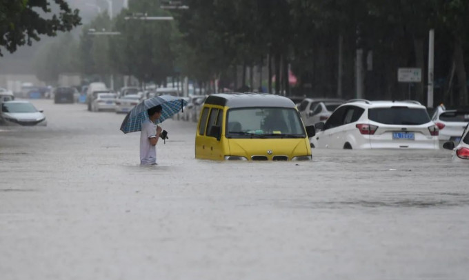 河南郑州被暴雨侵袭，多处被雨水淹没。网图