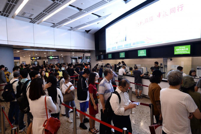 西九龍站大批旅客排隊取票買票。