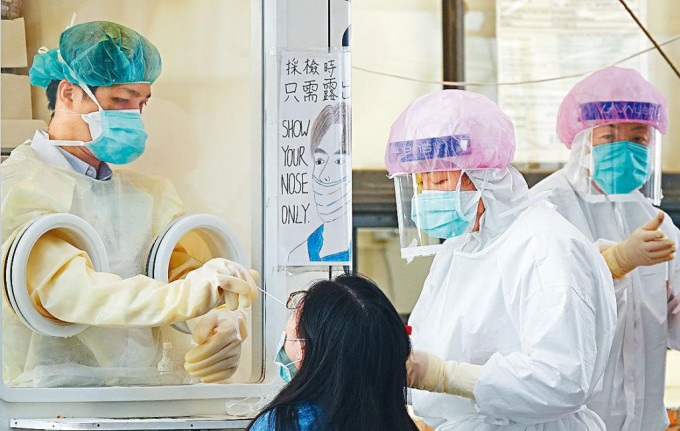台湾疫情升温，民众到医院筛检。