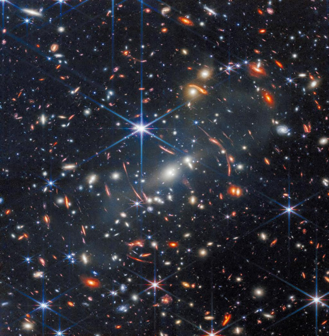 韦伯太空望远镜拍摄的「SMACS 0723」星系团，图像上有一部分是来自「宇宙大爆炸」不久后的光。