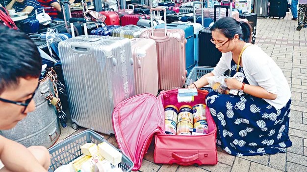 「限奶令」实施逾10年，当年不少内地客在行李箧放多罐奶粉。资料图