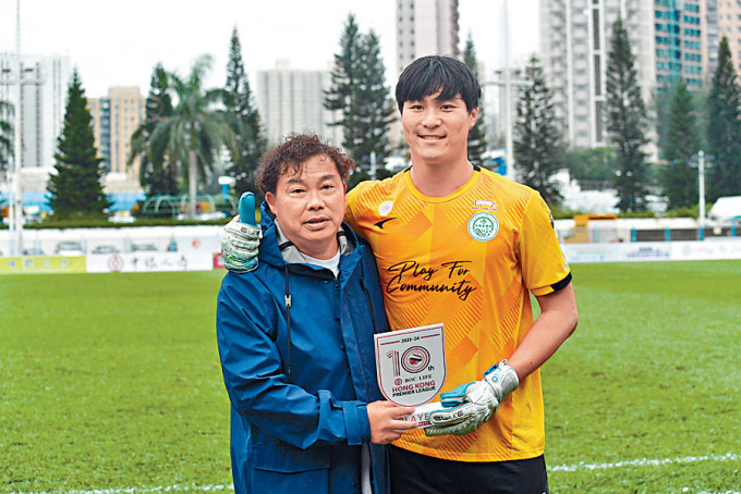 大埔主帥李志堅（左）祝賀謝家榮當選今場最佳球員獎。