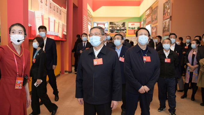 上海市委书记李强率团参观「奋进新时代」主题成就展。