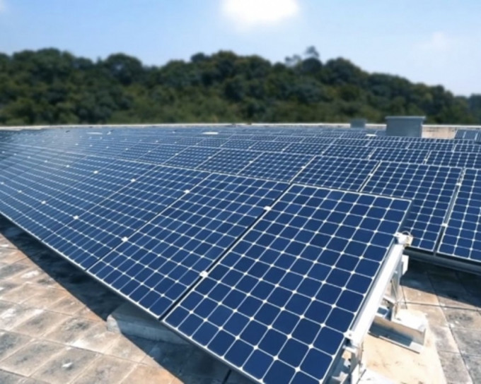 「上网电价」计画下，不少市民安装太阳能发电板，但太阳能板寿命有限，政府一直未制定处理废弃发电板的方案。