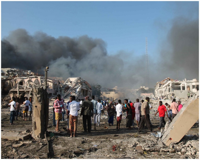 東非索馬里首都摩加迪沙發生汽車炸彈襲擊。新華社圖片