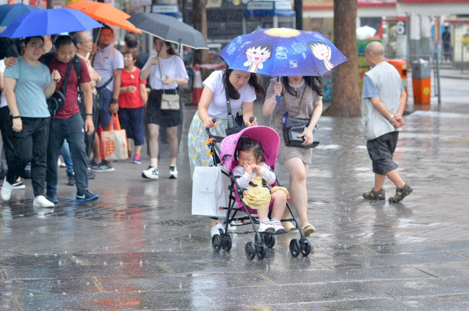 预测间中有骤雨及几阵狂风雷暴。