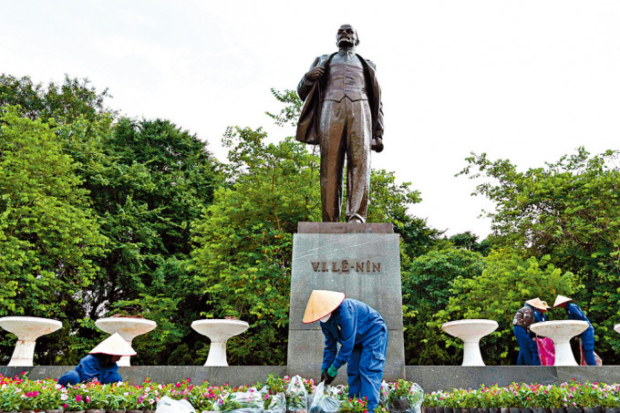 工人在河內列寧雕像前擺設盆栽。