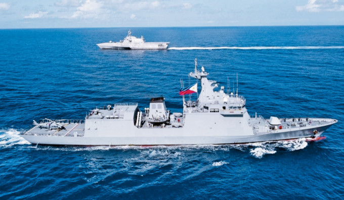 美舰「吉福兹号」（后）与菲律宾舰艇（前）联合巡逻。