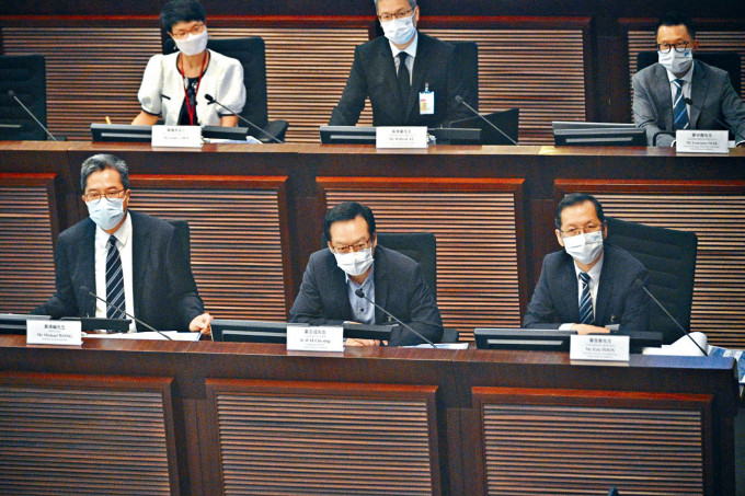 黃偉綸（前排左一）出席昨日立法會發展事務委員會會議。
