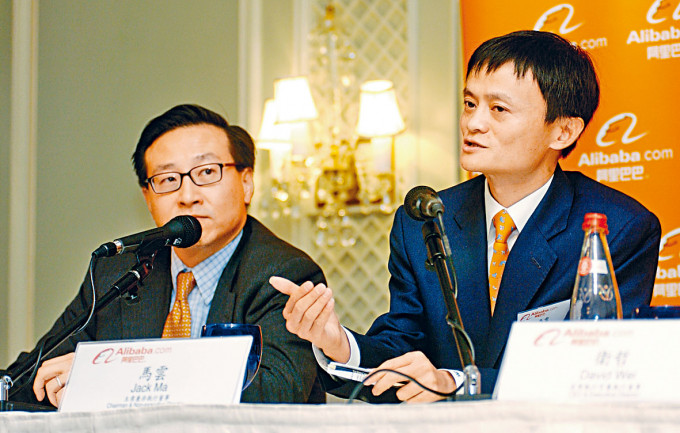 阿里巴巴创办人马云(右)及执行副主席蔡崇信(左)的持股量，据报已较去年底下降。