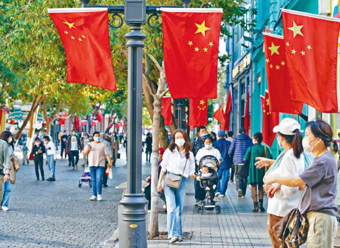 国庆节临近，黑龙江哈尔滨中央大街上悬挂国旗。
