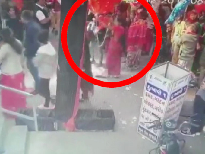 卖气球的印度女小贩，手持一个红色大气球。(网图)