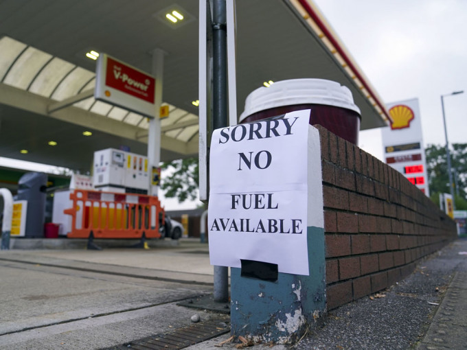 英国近三分之一的加油站无汽油供应。AP图片