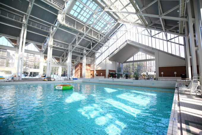 日本部分泳池早前解禁泳池規限，允許市民使用防曬霜下水，發現水質沒有受到防曬霜影響。網圖
