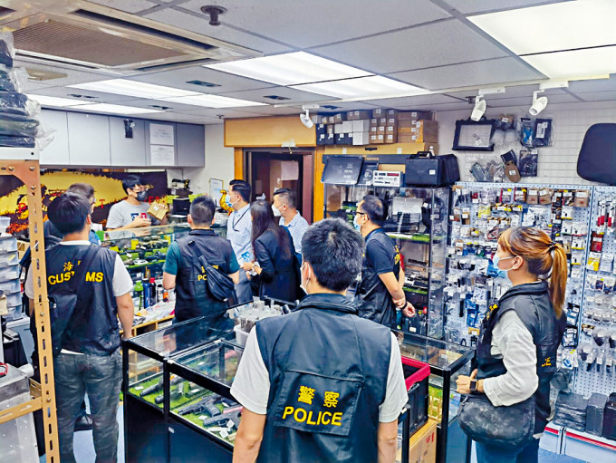 警方昨日巡查旺角售卖气枪的店铺。