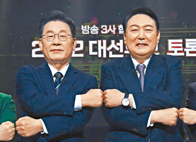 南韩执政共同民主党总统候选人李在明（左）与在野国民力量党候选人尹锡悦，上月在大选电视辩论举行前合照。
