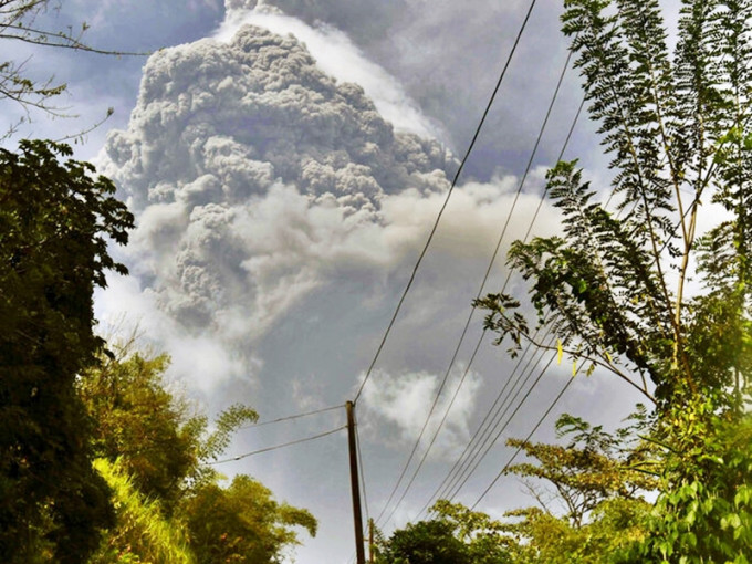 圣文森苏弗里耶尔火山在当地周五早上发生大喷发。AP图片
