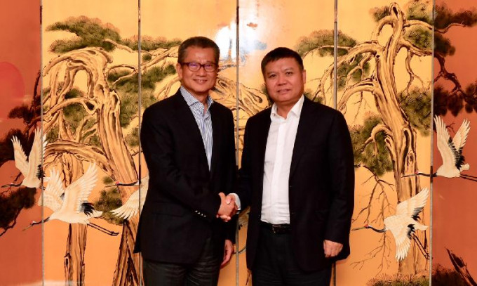 財政司司長陳茂波（左）今日訪問深圳，並與深圳市副市長王立新會面。政府新聞處圖片