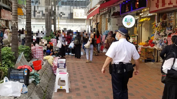 荃湾警区联同荃湾民政事务处、食环署及消防处人员一连两日在路德围一带打击街道阻塞。警方提供