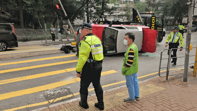 大窩口的士疑避男童 急扭軚撼燈柱翻側 司機：好彩個客同我有戴安全帶