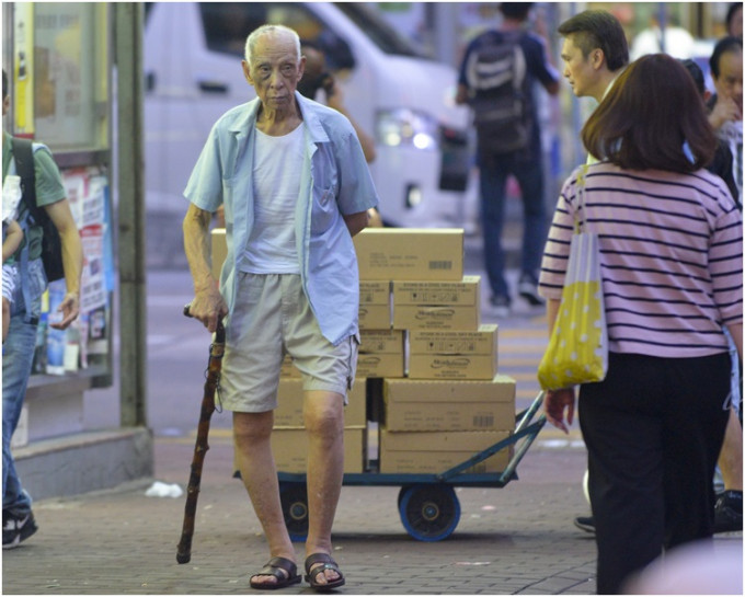 統計顯示，本港女性平均壽命87.66歲，男性為81.70歲。