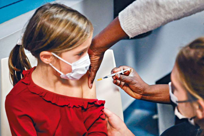 ■一名兒童周五在巴黎接種輝瑞疫苗。