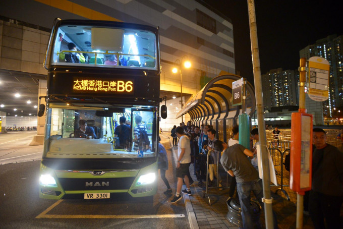 入境處公布，至晚上8時，有近8.3萬人次在大橋香港口岸出入境。梁譽東攝