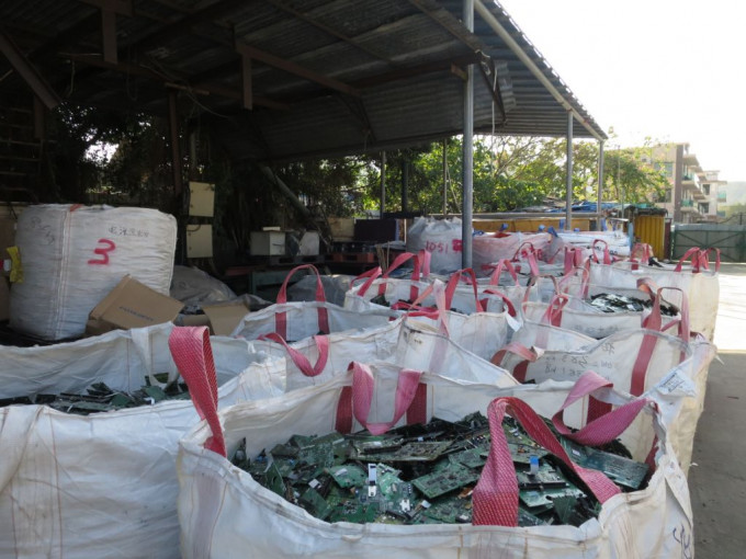 环保署联同警方于元朗山下村及北区马草垄发现多个露天废物回收场非法处置有害电子废物。环保署提供