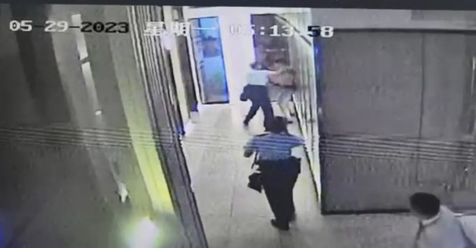 事发时一名赤膊男与到场调查的警员在升降机大堂对峙。资料图片