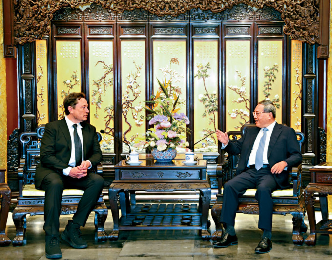 李強在北京釣魚台國賓館會見特斯拉首席執行官馬斯克。