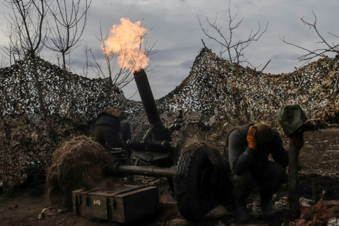乌克兰军人向巴赫穆特前线城镇外的俄罗斯军队发射迫击炮。路透社