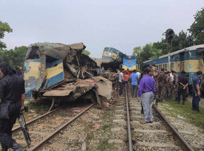 孟加拉发生两列火车迎头相撞事故。AP