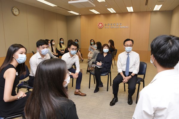 聂德权（右二）与参加政务职系暑期实习计划的大学生见面，了解他们的实习体验。