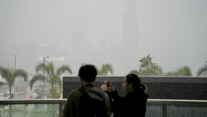 本港今日多雲、有驟雨及狂風雷暴。資料圖片