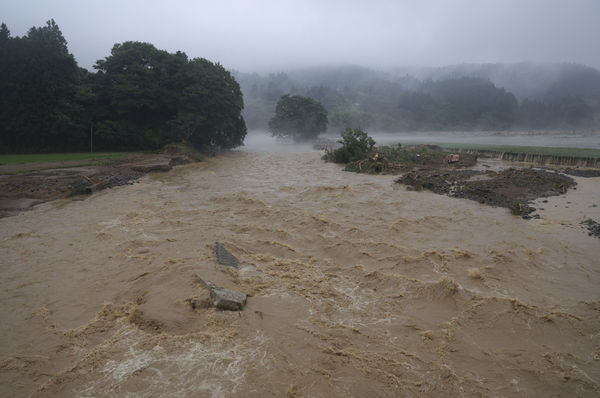 山形县破纪录大雨导致河川泛滥、道路崩塌。美联社