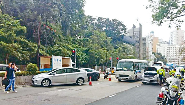 窩打老道四車連環相撞，肇事房車不顧而去。