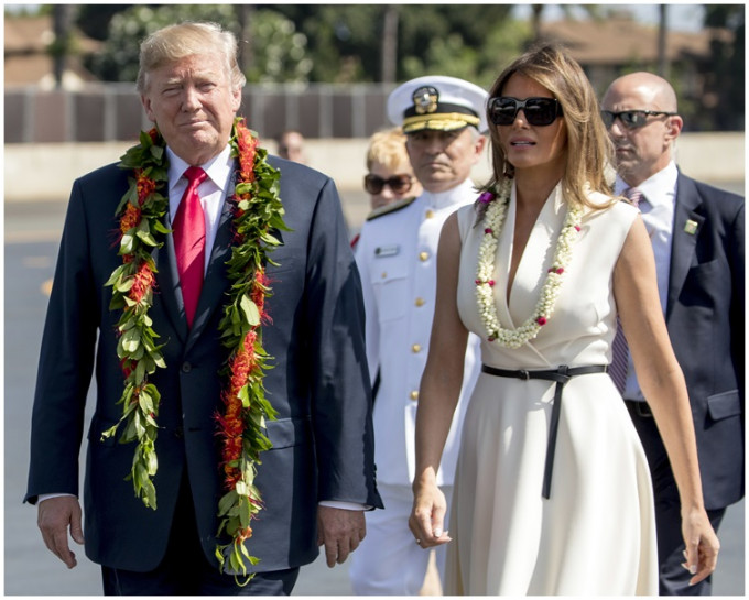 特朗普伉儷抵達夏威夷作短暫停留。 AP